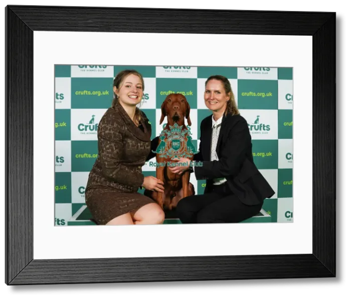 Framed Print : Adela Zafar and Eva Ticha from Woking with Hunter, a Hungarian Vizsla, which was the Best of Breed winner today (Thursday 09. 03. 23), the first day of Crufts 2023, at the NEC Birmingham